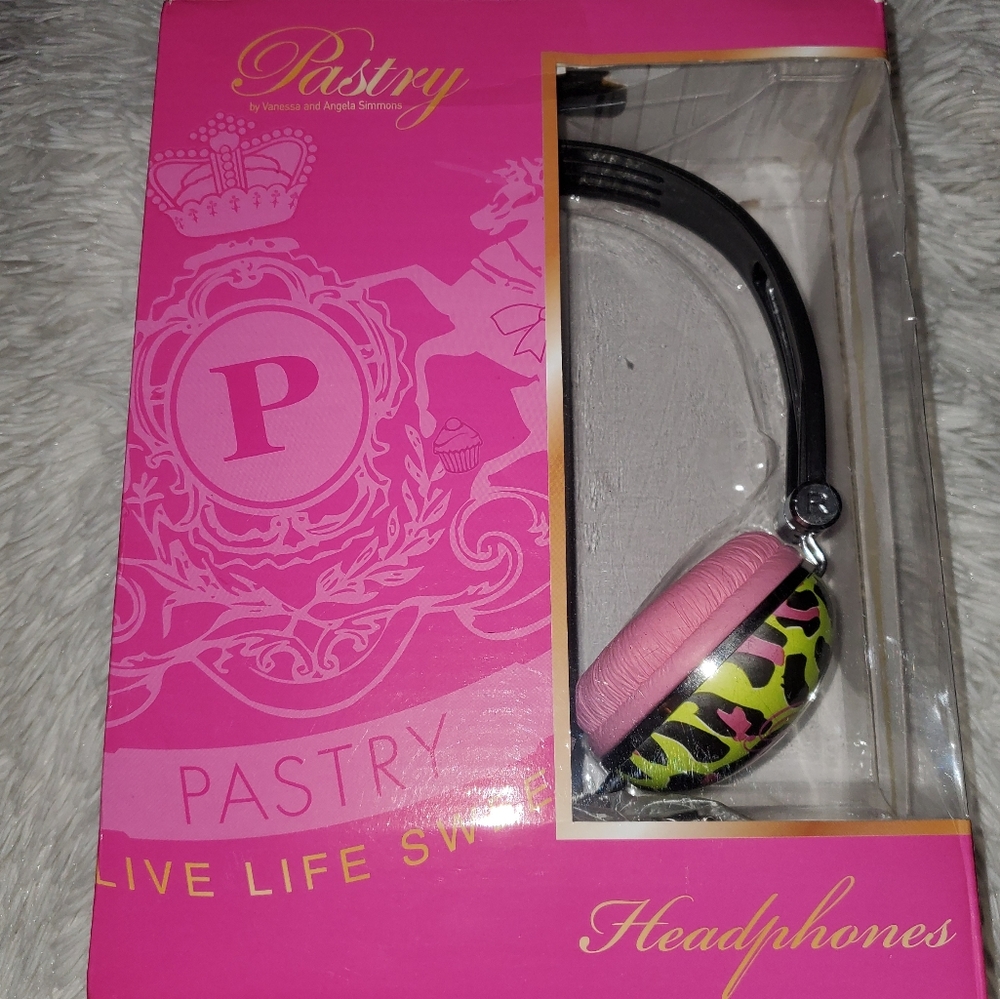 Pastry wired headphones